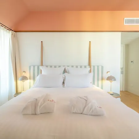 Le Petit Hotel